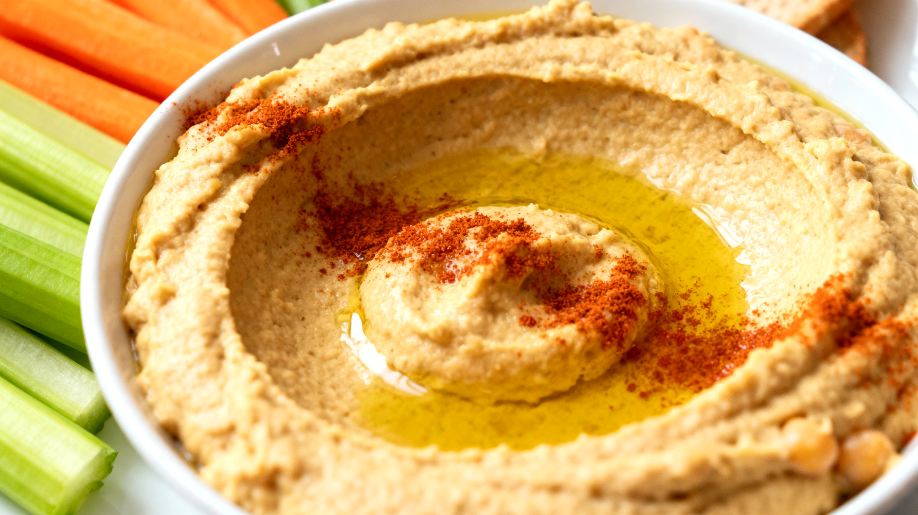 Hummus di ceci con bastoncini di sedano e carote"