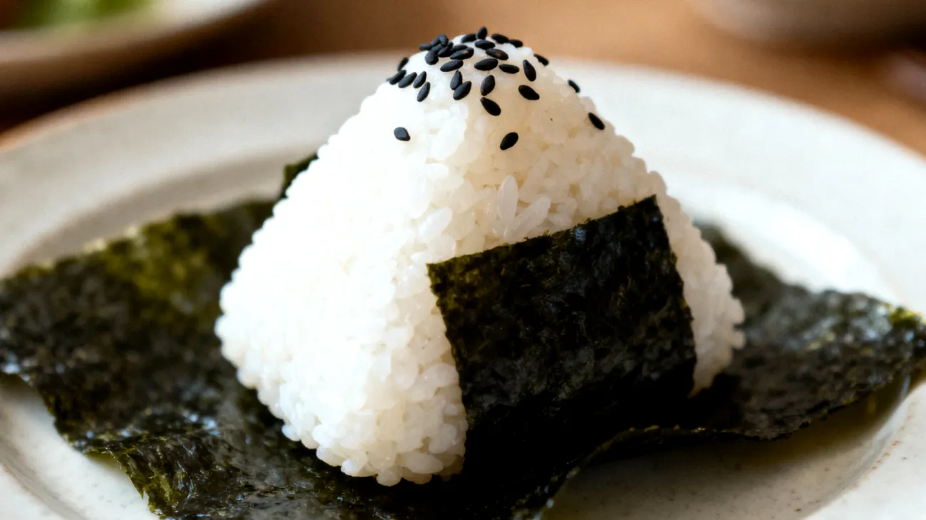 Onigiri con semi di sesamo nero e alga nori"