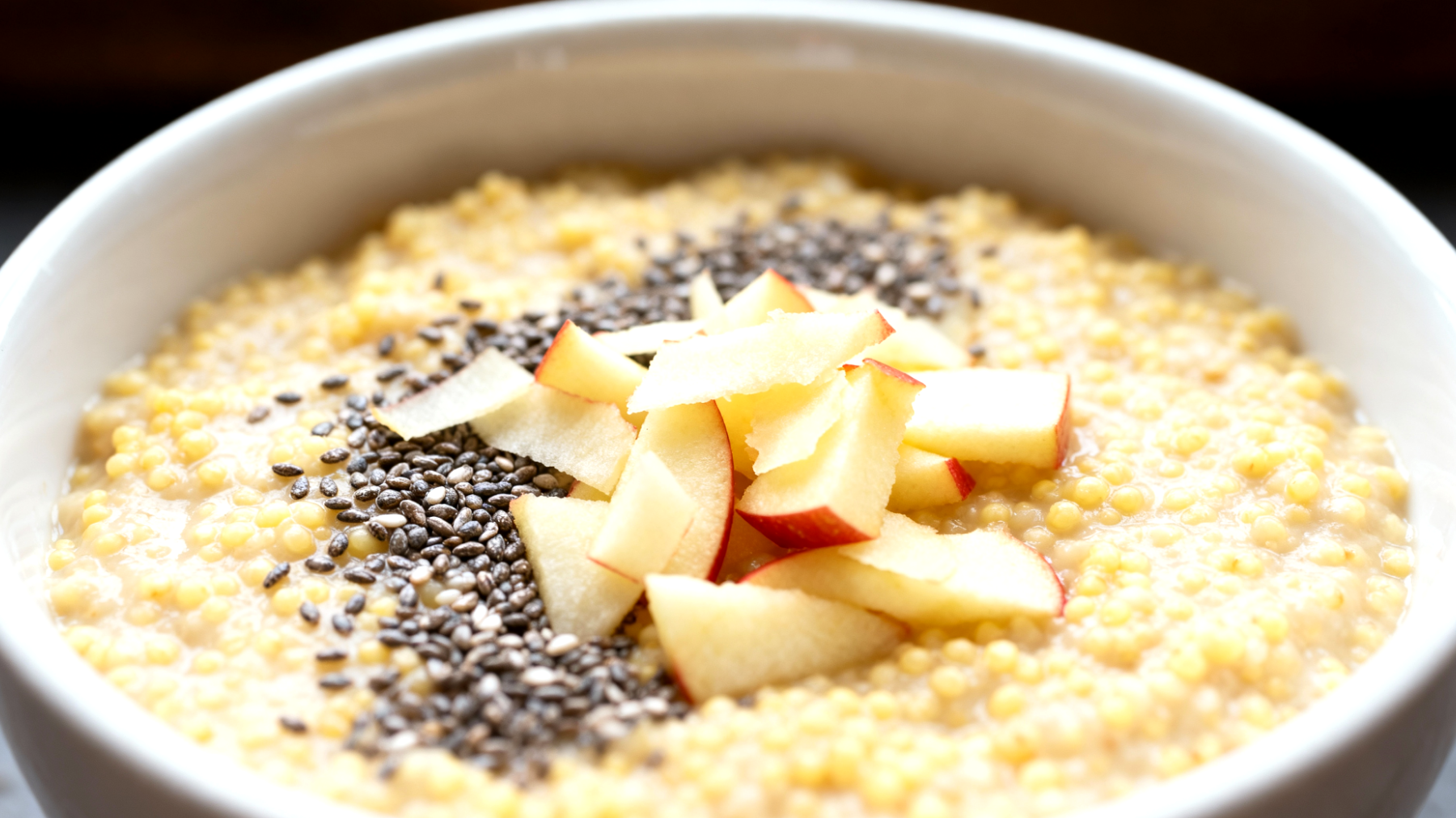 Porridge di miglio con semi di chia e mela grattugiata"