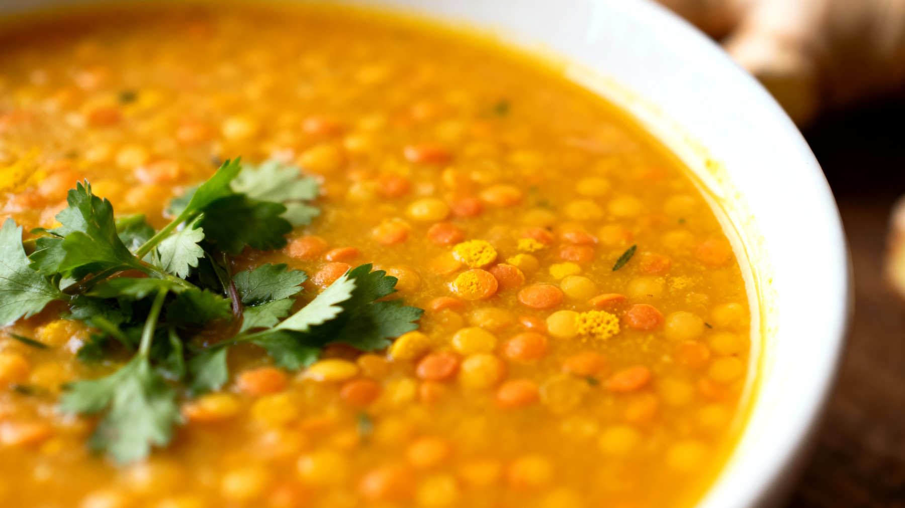 Zuppa di lenticchie rosse decorticate con zenzero e curcuma"