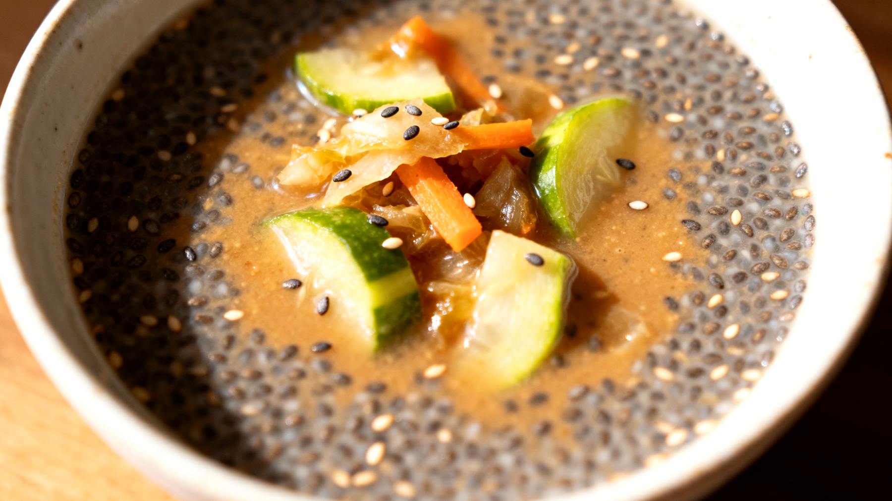 Zuppa di semi di chia con verdure fermentate e brodo di miso"